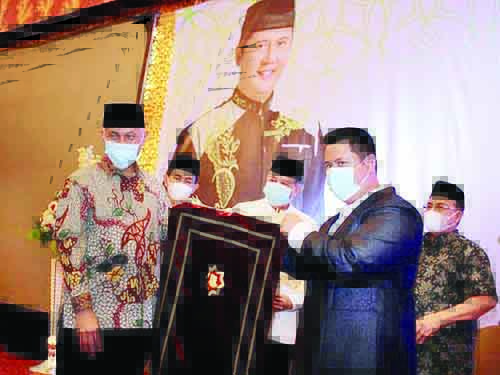 SERAHKAN SAJADAH— Rifo Darma Saputra menyerahkan secara simbolis sajadah kepada Gubernur Sumbar, Mahyeldi Ansharullah, dalam launching Gerakan Sejuta Sajadah dan Peduli Da’i untuk Sumbar.