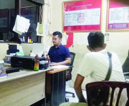 MELAPOR— Anggota PMI, Rudi Salam (23) yang menjadi korban penganiayaan oleh pedagang di kawasan RS Bhayangkara melapor ke Polresta Padang.