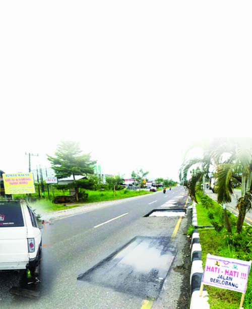 MAKAN KORBAN— Jalan yang dikeruk  di depan kampus Fakultas Kedokteran Gigi (FKG) Universitas Baiturrahmah, Bypass, Sungaisapih sejak Sabtu (27/3) lalu sudah banyak makan korban. Meski berbahaya, tanda-tanda pemberitahuan yang dipasang sangat kecil dan tak terlihat pengendara.