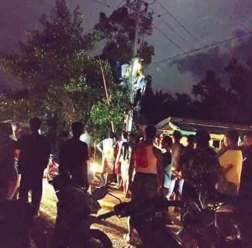 Perbaiki Travo, Teknisi Tewas Kesetrum 1 EVAKUASI— Warga bersama petugas berusaha mengevakuasi korban Aziswin Alfandi (36) yang tewas tergantung akibat kesetrum saat melakukan perbaikan travo.