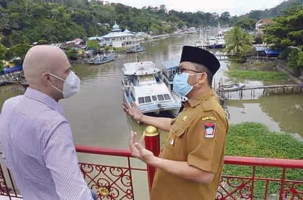 Michell Rohmann Tiba di Padang, Tenaga Ahli Dari Jerman Siap Percantik Sungai Batang Arau 1 BERDISKUSI— Plt Wali Kota Padang Hendri Septa berdiskusi dengan Mr Michell Rohmann seorang tenaga ahli dari GIZ-Jerman/Center for International Migration and Development (CIM) saat meninjau Sungai Batang Arau.