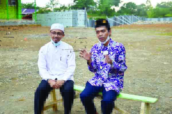 UAS Ajak Masyarakat Berwakaf Pembebasan Tanah Perguruan Islam Ar Risalah 1 TINJAU LOKASI— Ustaz Abdul Somad (UAS) bersama Ustaz Irsyad Syafar di lokasi pembebasan tanah Perguruan Islam Ar Risalah.