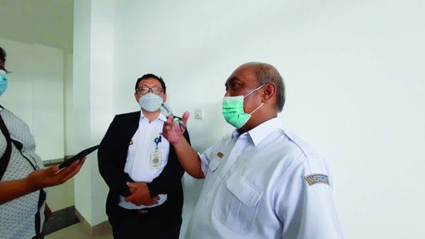 JELASKAN— Ketua KNKT Soerjanto Tjahjono bersama Kepala BPTD Wilayah III Sumbar, Deny Kusdyana saat menjelaskan kepada warwatan.