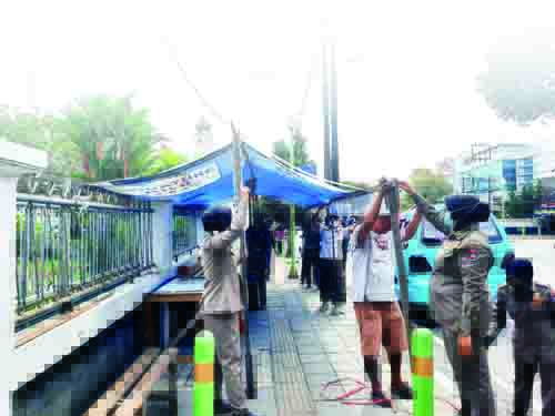 PENERTIBAN PKL— Petugas penegak perda Satpol PP Kota Padang kembali menertibkan PKL yang masih ngotot berjualan di atas trotoar dan badan jalan di kawasan Tarandam, Sisingamangaraja dan Andalas, Jumat (5/3).