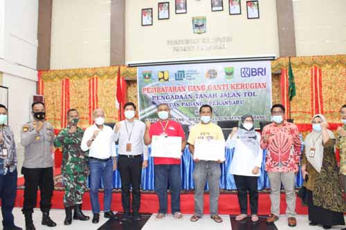 Lagi, Pemkab Serahkan Ganti Rugi Tanah Jalan Tol 1 FOTO BERSAMA— Inspektur Kabupaten Padangpariaman Hendra Aswara foto bersama usai serahkan bantuan ganti rugi tanah jalan tol.