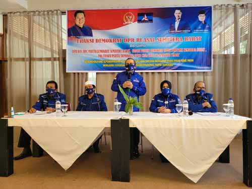 TOLAK KLB— Anggota DPR RI dari Demokrat Rezka Oktoberia bersama kader Demokrat menolak KLB dan solid bersama AHY.