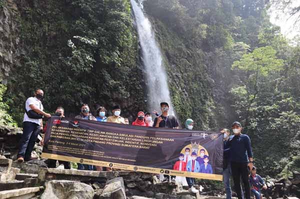 NIKMATI— Kunjungan rombongan Direktorat MICE, Kemenparekraf menikmati objek wisata Air Terjun Lembah Anai, Padangpanjang.