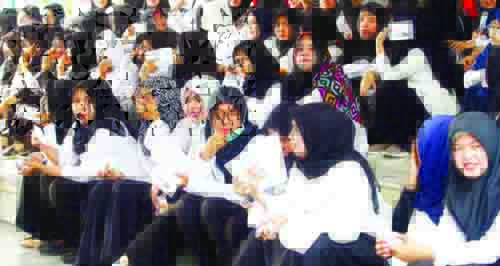 SELEKSI—Terlihat sejumlah peserta  seleksi guru PPPK menunggu antrian.