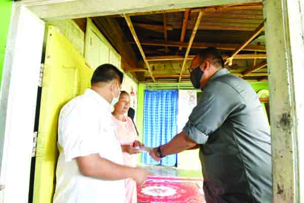 SERAHKAN BANTUAN— Anggota DPR RI Andre Rosiade memberikan bantuan untuk keluarga Avrylyan, anak penderita bocor jantung di Sungai Sapiah, Kuranji, Kota Padang.