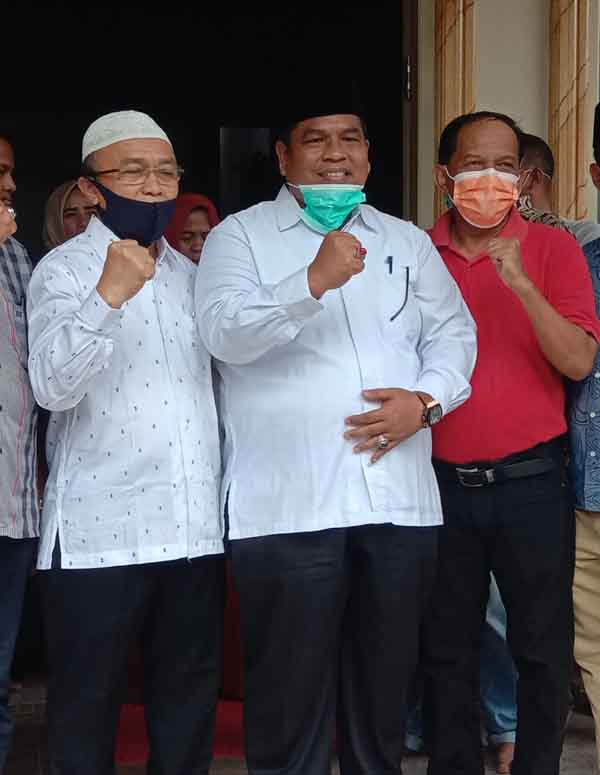 FOTO BERSAMA—H Mahyuddin foto bersama dengan Bupati Suhatri Bur dan Wakil Bupati Rahmang.