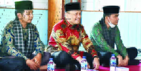 SILATURAHMI— Wabup Agam Irwan Fikri duduk bersama tokoh masyarakat bersilaturahmi dengan masyarakat Nagari Duo Koto.