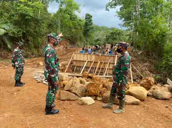 TINJAU—Dandim0308/Pariaman Letkol Czi. Titan Jatmiko didampingi Pasi Intel Dim 0308/Pariaman Lettu Inf. Syahrumsyah saat peninjauan.