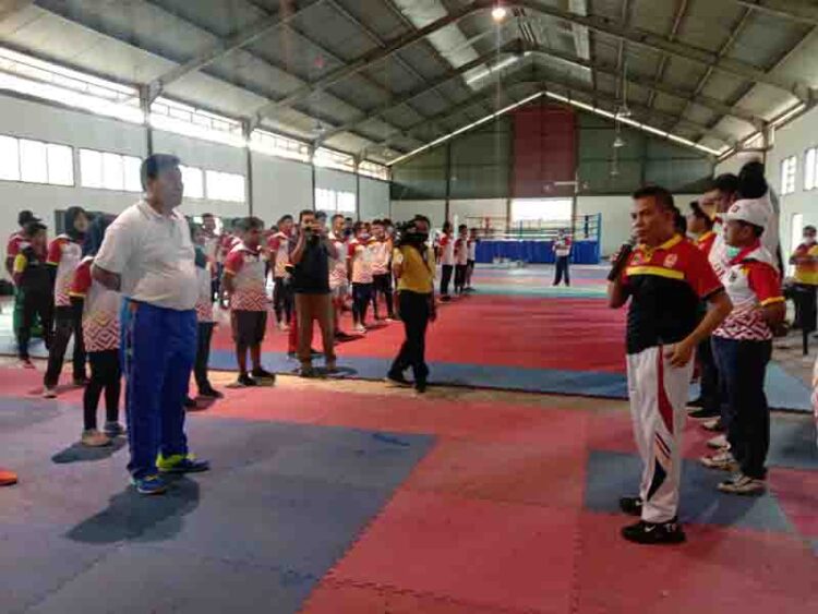 ARAHAN--Ketua KONI Sumbar Syaiful memberikan arahan kepada atlet PON Sumbar pada latihanlbersama dalam mempersiapkan pelaksanaan Pelatprov PON XX - 2021 Sumbar menuju Papua di Gedung Bela Diri GOR Agus Salim.