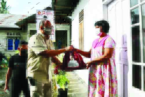 SERAHKAN SEMBAKO— Anggota DPR RI Andre Rosiade menyerahkan sembako untuk warga Kampung Tanjung, Kecamatan Pauh, Kota Padang.