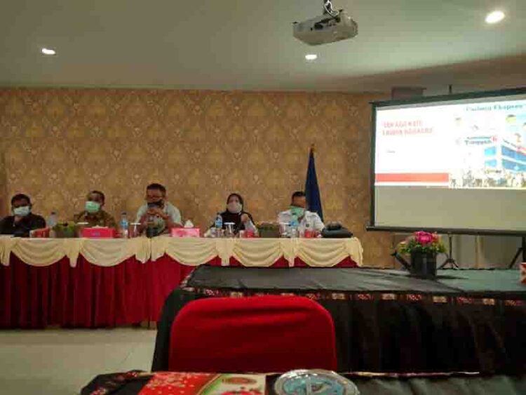 URAIKAN MATERI— Pemimpin Redaksi Harian Padang Ekspres menguraikan materi kepada peserta rapat kerja kampanye anti narkoba.