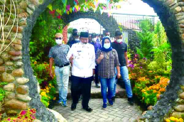 KUNJUNGI OBJEK WISATA— Bupati Agam, Dr. Andri Warman meninjau tiga objek wisata yang ada di Kecamatan Baso dan Ampek Angkek, Minggu (7/3).