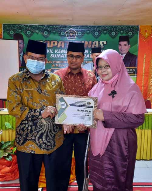 MTsN 10 Terbaik Lomba PKKM 1 TERIMA— Kepsek MTsN 10 Rika Maria terima piagam lomba PKKM, dari Kanwil Kemenag Provinsi Sumbar.