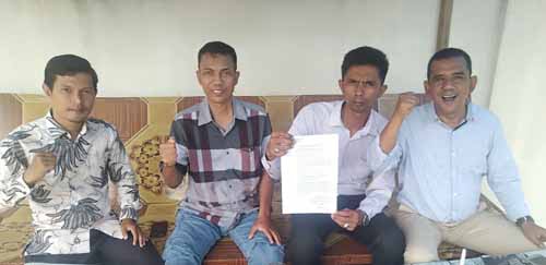 GUGAT SKB— Kuasa Hukum LKAAM Sumbar, yang bernama Tim Advokasi Minangkabau, Imra Leri Wahyudi SH MH dan tim memberikan keterangan pers terkait gugatan judicial review terkait SKB Tiga Menteri, 
Selasa (9/3).