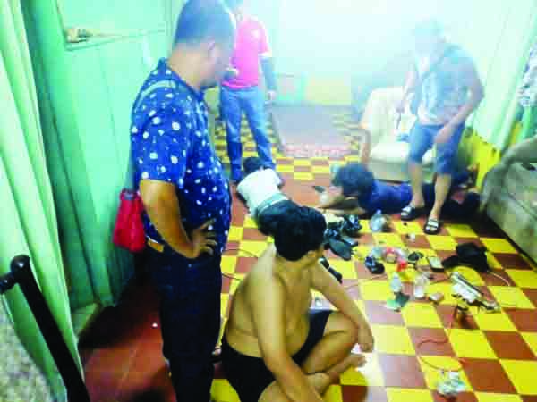 DIGEREBEK— Polisi menggerebek salah satu rumah yang dijadikan tempat pesta sabu di Kelurahan Seberang Padang, Kecamatan Padang Selatan.