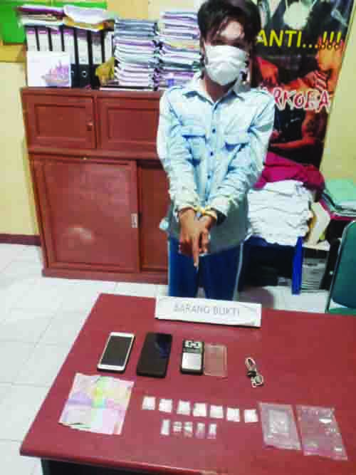 BARANG BUKTI— Pengedar serta barang bukti (BB) 13 paket sabu diamankan oleh Tim Opsnal Mata Elang Sat ResNarkoba Polres Pariaman.
