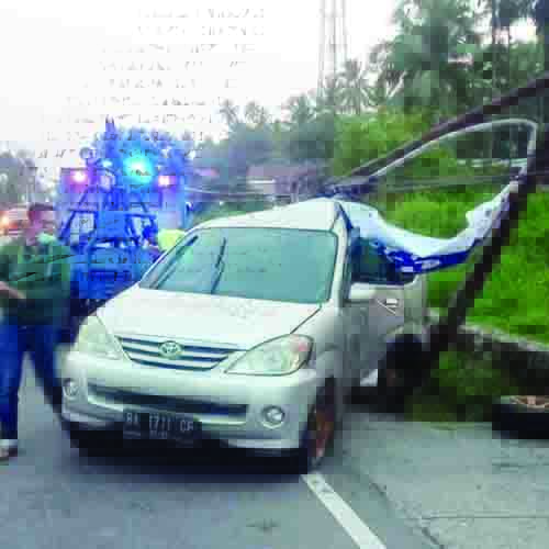 LAKA LANTAS— Mobil Daihatsu Terios dan Toyota Avanza yang terlibat Lakalantas di Simpang Sungai Asam, Nagari Sicincin, Kecamatan 2x11 Enam Lingkung, Kabupaten Padangpariaman, Jumat (12/3).