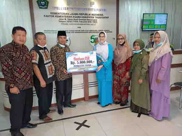 Bank Nagari Syariah Batusangkar kucurkan dana CSR sebesar 5 juta rupiah dan diterima Plh  Kemmenag Tanahdatar Yusmarli.