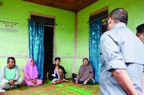 SERAHKAN BANTUAN— Anggota DPR RI Andre Rosiade menyerahkan bantuan kepada korban begal RH dan keluarga di Balai Baru, Kelurahan Kalumbuk, Kecamatan Kuranji, Kota Padang.