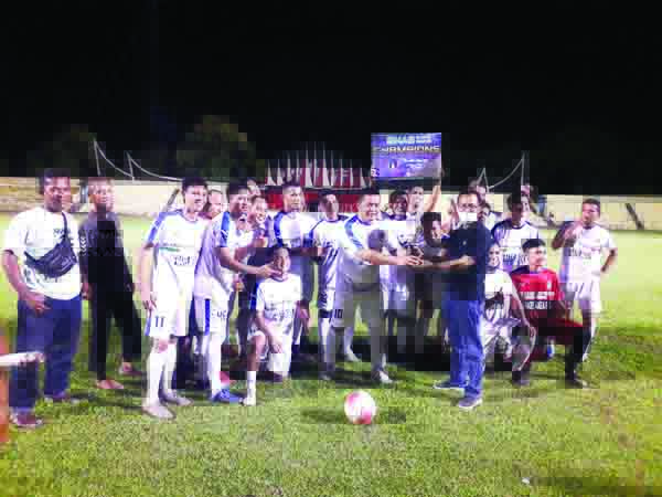 TERIMA TROFI—Tim FC Fratelanza yang merupakan tim sepak bola dari komunitas PT. Angkasa Pura II saat menerima trofi setelah memenangkan pertandingan di Stadion H. Agus Salim Padang, Sabtu (13/2) malam.