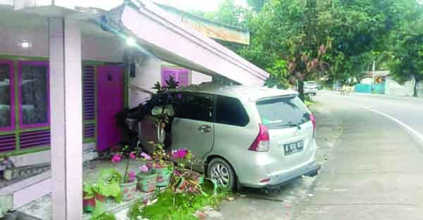 SERUDUK— Mobil Minibus Xenia yang terlibat dalam kecelakaan tunggal menyeruduk rumah warga di Lubuk Alung.