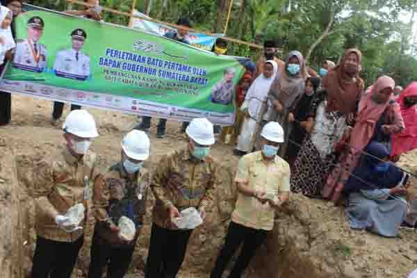 Wujudkan Pembangunan Kampung Qur’an, Gubernur Bakal Jembatani Kerjasama, Bupati Gratiskan IMB 1 PELETAKAN--Gubernur Mahyeldi dan Bupati Sijunjung Benny Dwifa meletakan batu pertama pembangunan kampung Quran tahap I SDIT Cahaya Quran di Ipuh, Jorong Pematang Sari Bulan, Nagari Muaro Sijunjung.