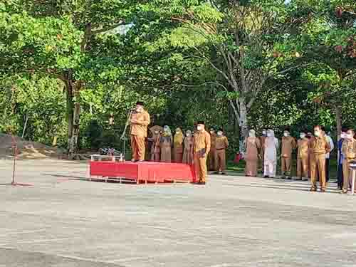 SAMBUTAN APEL PERDANA— Bupati Padangpariaman  Suhatri Bur memberikan sambutan pada apel perdana ASN, Senin (1/3).