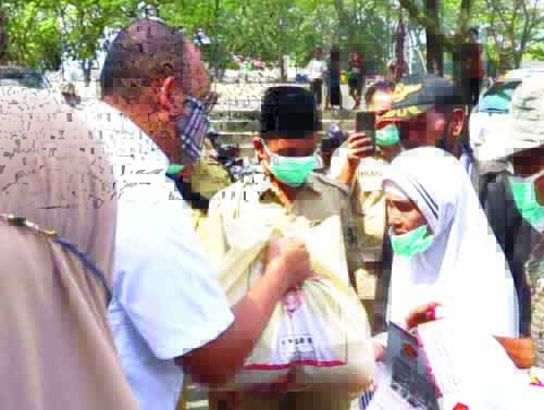 BAGIKAN SEMBAKO—  Anggota Komisi VI DPR RI Andre Rosiade membagikan sembako untuk para lansia di Seberang Pebayan, Batang, Arau, Kecamatan Padang Selatan.