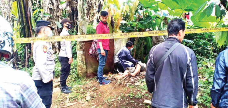 OLAH TKP—Kapolsek Matur Iptu Yance bersama anggotanya melakukan olah TKP dan penanganan terhadap jasad RS yang ditemukan tewas tergantung.
