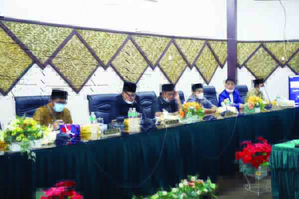 PIMPINAN – Ketua DPRD Padang Syafrial Kani memimpin rapat paripurna, didampingi wakil-wakil Ketua DPRD, Arnedi Yarmen, Amril Amin dan Ilham Maulana,serta  Plt Wali Kota Padang Hendri Septa dan Sekwan Hendrizal.