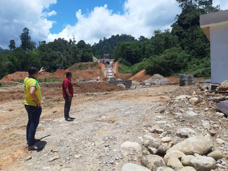 Anggota DPRD Pessel Komisi III Novermal Yuska, turun ke lokasi  Base Camp Proyek PT.DSE di Nagari Pelangai Gadang.