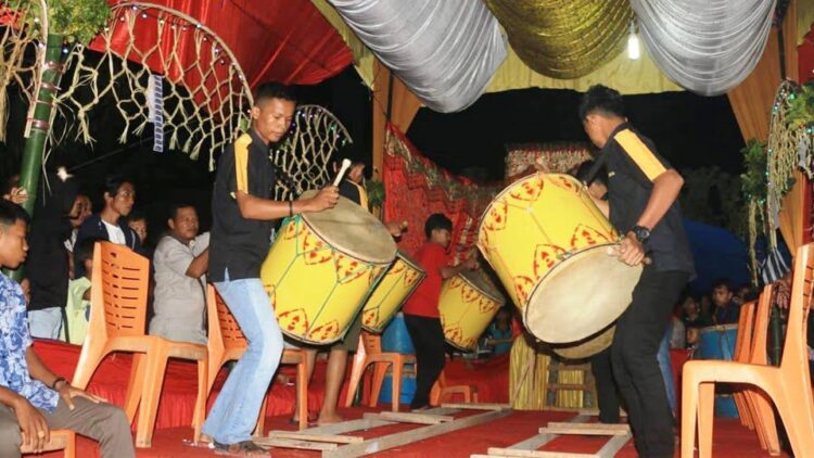 Warga Desa Cubadak Gelar Festival Tambua Tasa 1 ATRAKSI— Terlihat aksi pemain tambua tasa yang menarik perhatian penonon karena dimainkan sambil bergoyang.