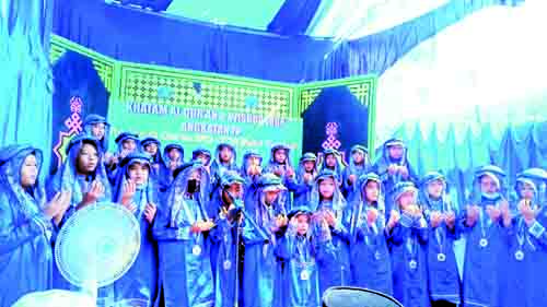 FOTO BERSAMA— Para peserta kegiatan khatam Al Quran dan Wisuda Iqra di Pondok Quran Baitul Cendana bertofo bersama di sela-sela kegiatan.