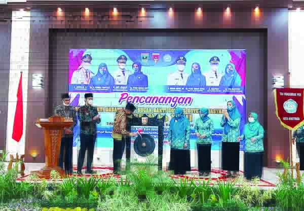 Wagub Canangkan BBDW dan BBGRM XVIII -2021, Upaya Mewujudkan Ketahanan Keluarga 1 PUKUL GONG— Wagub Sumbar Audi Joinaldy memukul gong mencanangkan Bulan Bhakti Dasa Wisma dan BBGRM Tahun 2021 di Kota Bukittinggi.