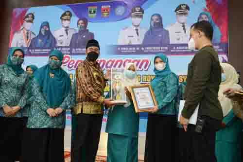 TERIMA PENGHARGAAN— Ny Patty saat menerima piagam penghargaan.