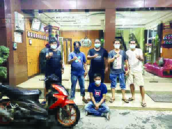 PENADAH— Seorang pembeli motor curian ditangkap polisi di Lubeg, Kota Padang, Sabtu (6/3) malam. Motor itu diduga dicuri tiga tahun lalu di parkiran Pasar Bandar Buat, Kecamatan Lubukkilangan.