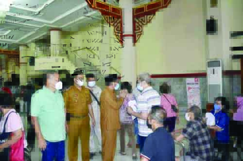 LAUNCHING VAKSIN— Plt Wako Hendri Septa melaunching vaksinasi Covid-19 untuk 1.400 warga etnis Tionghoa di gedung HBT, Senin (8/3).