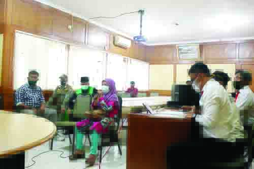 SIDANG TIPIRING— Pemilik usaha karaoke hiburan malam menjalani siding tipiring di Mako Satpol PP Padang, Rabu (10/3).