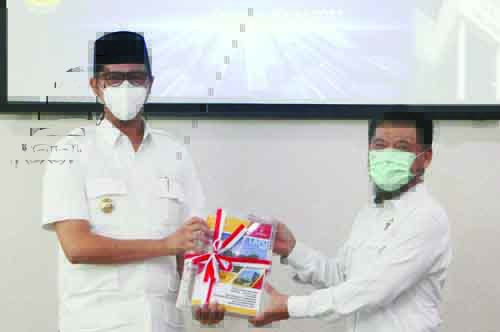 SERAHKAN LKPD—Wali Kota Bukittinggi Erman Safar menyerahkan dokumen LKPD 2020 kepada Kepala Perwakilan  BPK Sumbar Novembris.