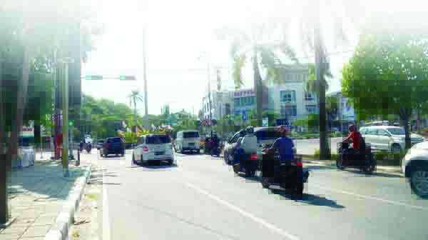 Persiapan Clear, e-Tilang Berlaku 23 Maret 1 TILANG ELEKTRONIK— Salah satu titik persimpangan yang akan menerapkan sistem e-tilang atau tilang elektronik, yakni di Simpang Jambria Masjid Raya Sumbar. Penerapan e-tilang resmi diberlakukan 23 Maret nanti.