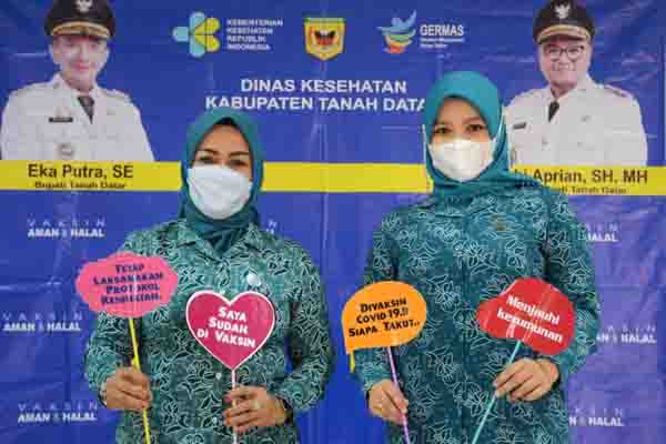 Putus Penyebaran, Pemkab Giatkan Vaksin Covid-19 1 FOTO BERSAMA—Ketua TP PKK Ny Lise Eka Putra foto bersama Wakil Ketua Ny Patty Richi Aprian.