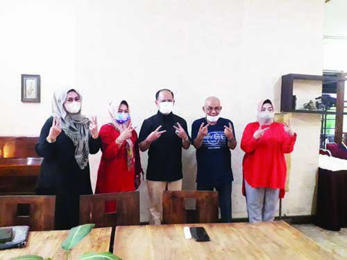 KETERANGAN PERS— Pieter (tengah) didampingi tim suksesnya usai memberikan keterangan terkait dirinya maju menjadi Caketum PAA dalam Mubes yang akan berlangsung 20 Maret mendatang.