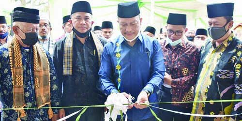 GUNTING PITA— Wakil Bupati  Agam Irwan Fikri menggunting pita meresmikan Mushala Al-Jihad Kampuang Tangah, Jorong Pakan Sinayan, Nagari Kamang Mudiak, Kecamatan Kamang Magek.