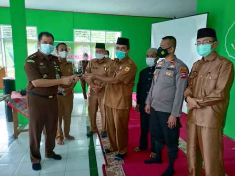 SERAHKAN—Kasi Intel Tatang Hermawan  serahkan cindera mata.