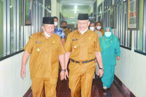 KUNJUNGI OPD— Bupati Agam Andri Warman didampingi Wabup Irwan Fikri dan Sekda Martias Wanto bersilaturahmi ke sejumlah OPD di lingkungan Pemkab Agam, usai apel gabungan di halaman kantor bupati, Senin (1/3).