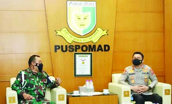 DIALOG—Kadiv Propam Polri Irjen  Pol Ferdy Sambo (kanan) dialog  dengan Danpuspom TNI AD Letjen TNI Chandra W Sukotjo di Mako Puspom TNI AD Jalan Medan Merdeka, Gambir, Jakarta Pusat, kemarin.